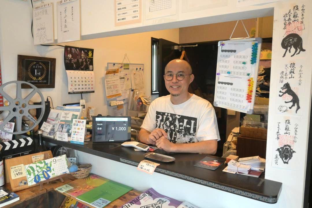 「ひかりさす」の脚本、監督を務めたミニシアター「あまや座」支配人の大内靖さん=那珂市瓜連
