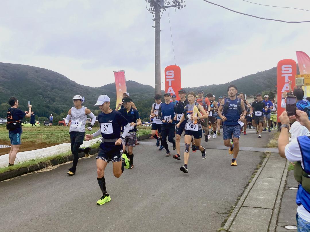 トレイルラン大会でスタートを切る参加者=石岡市柴内
