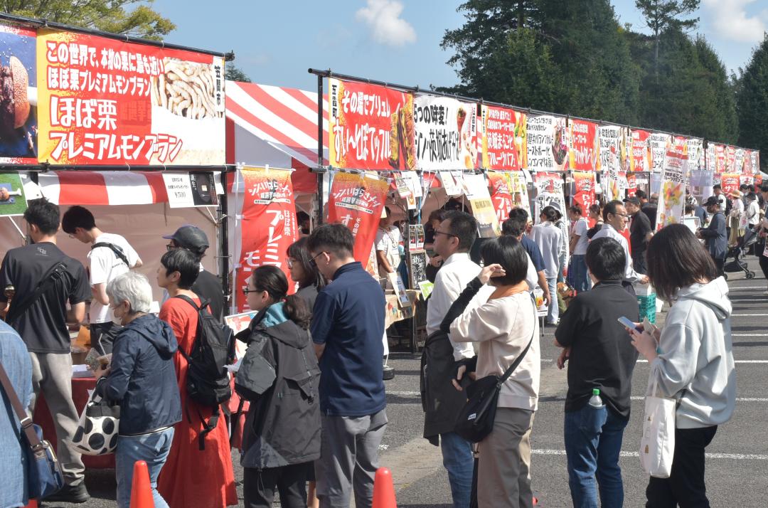 県内市町村のグルメがずらりと並んだ「シン・いばらきメシ総選挙」で行列をつくる来場者=水戸市三の丸