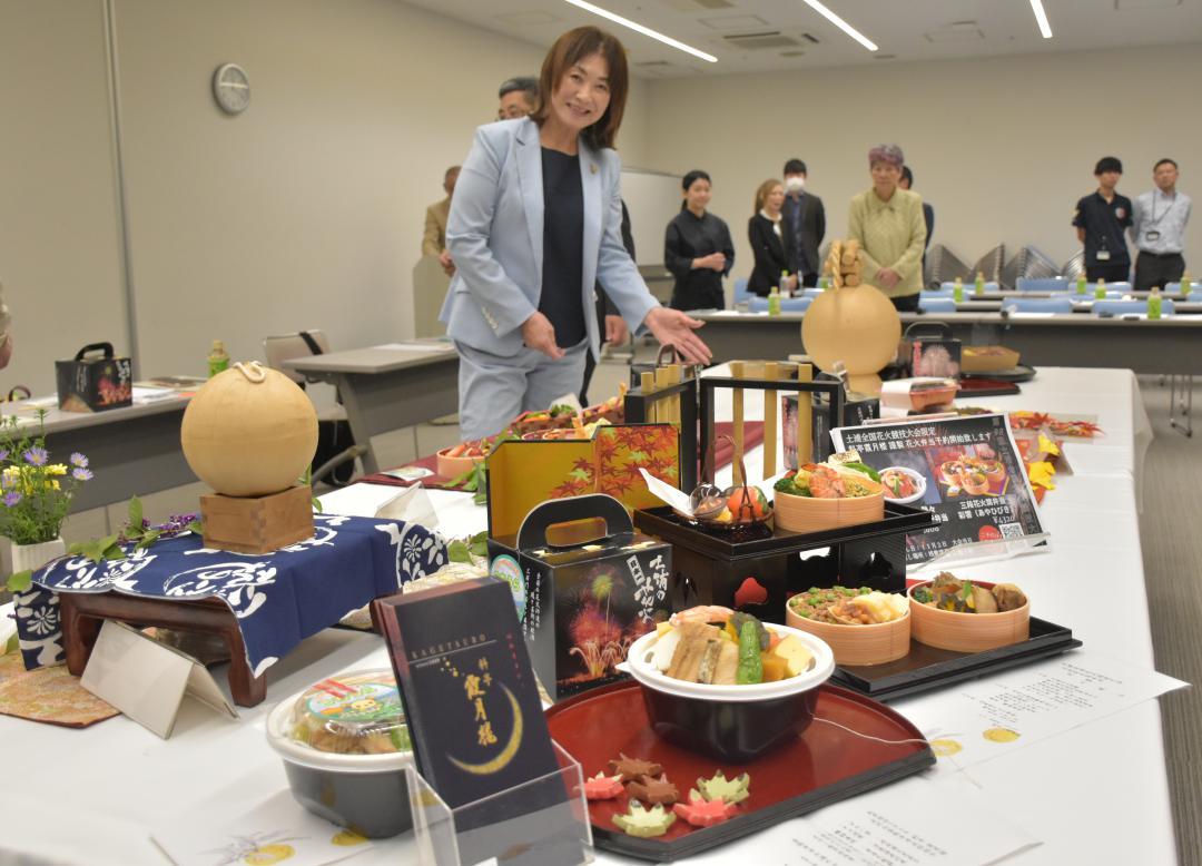 花火弁当をPRする安藤真理子市長=土浦市役所
