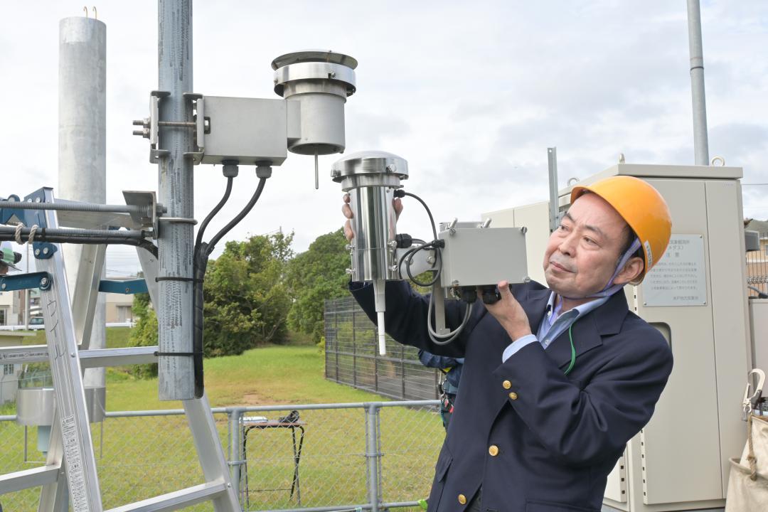 線状降水帯の予測向上に伴い、新たに湿度計を取り付ける日立アメダス=日立市会瀬町
