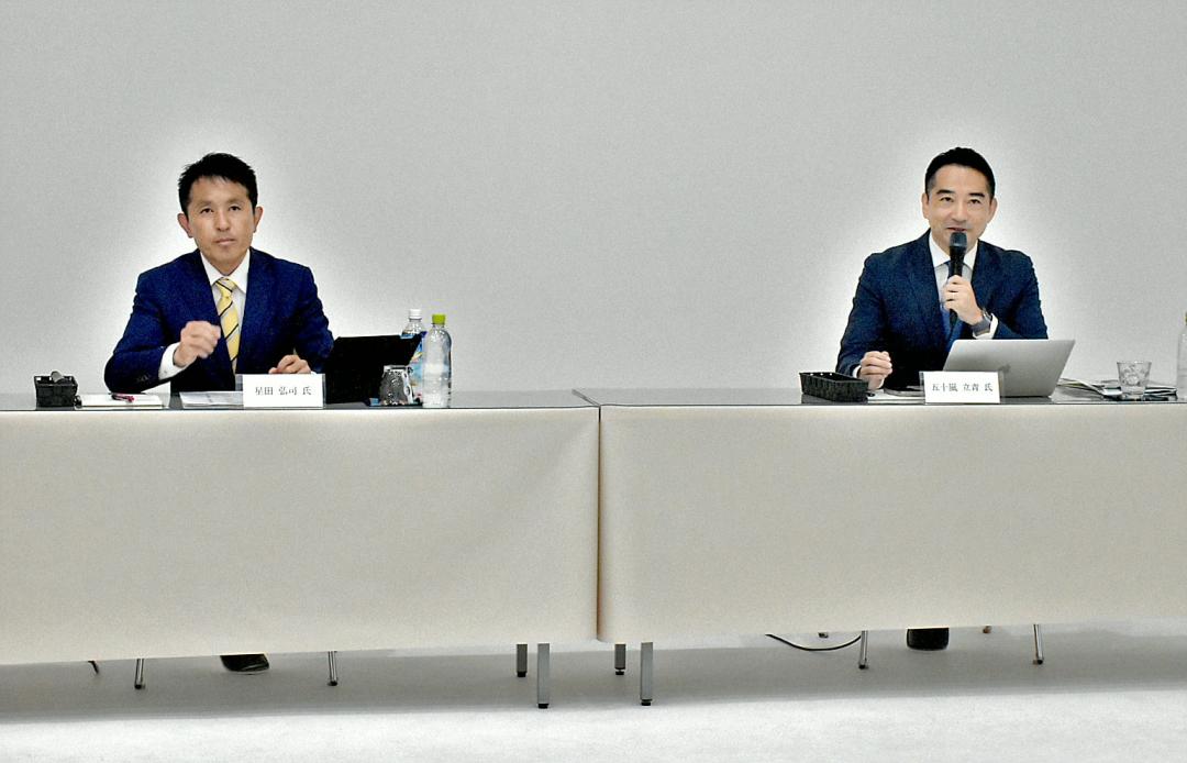 つくば市長選のネット討論会に参加した五十嵐立青氏(右)と星田弘司氏=つくば市花室
