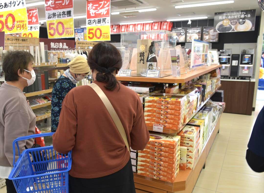 坂東PAにオープンしたコンビニの店内=坂東市弓田
