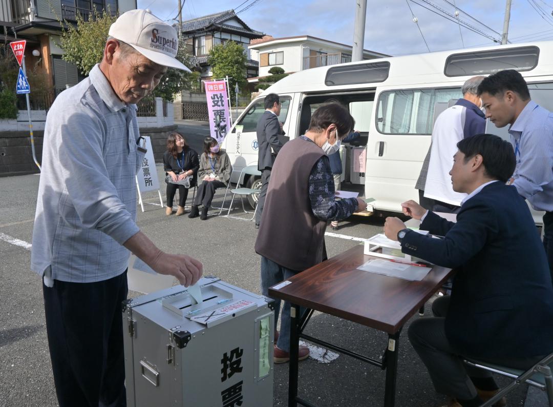 住宅団地に開設された移動期日前投票所で1票を投じる住民=日立市高鈴町
