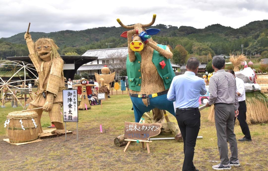 ユニークな手作りかかしの審査会=常陸太田市大中町
