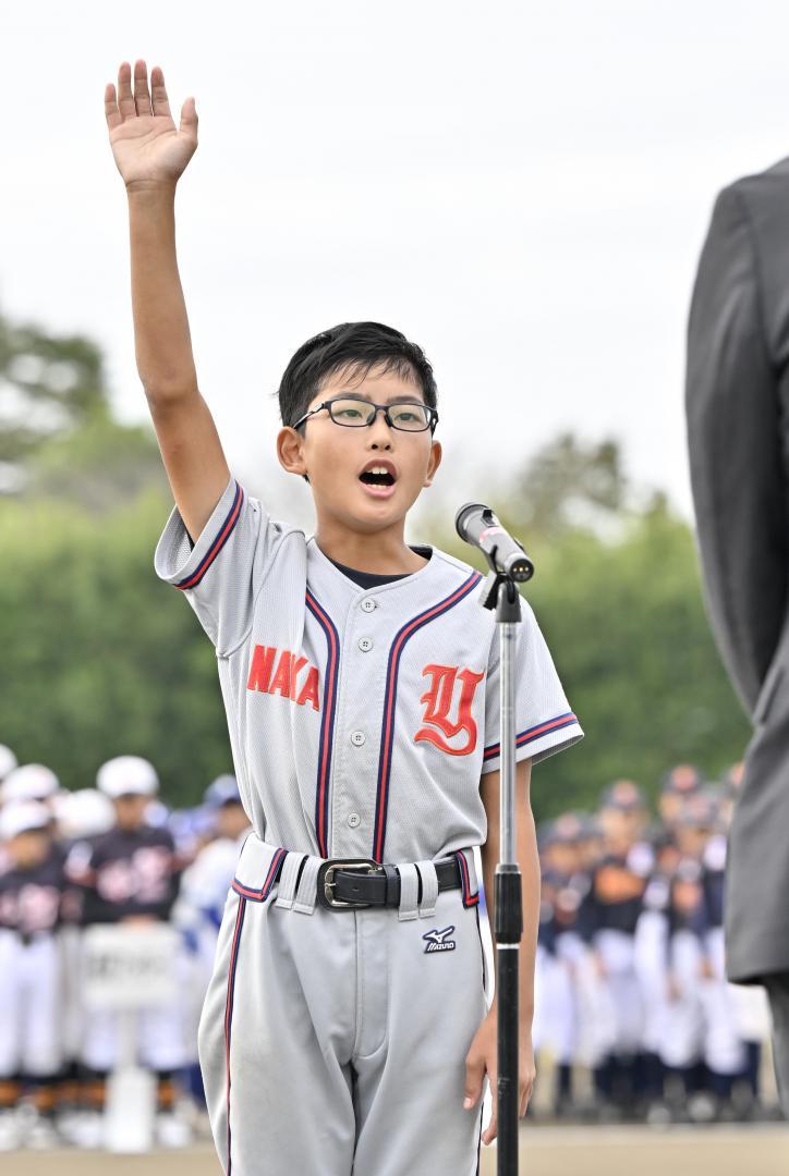 選手宣誓する芳野スポ少の広瀬陵主将=なかLuckyFM公園野球場
