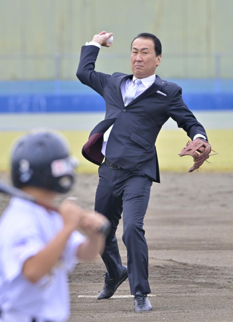 始球式を行う鈴木芳仁茨城セキスイハイム社長=なかLuckyFM公園野球場
