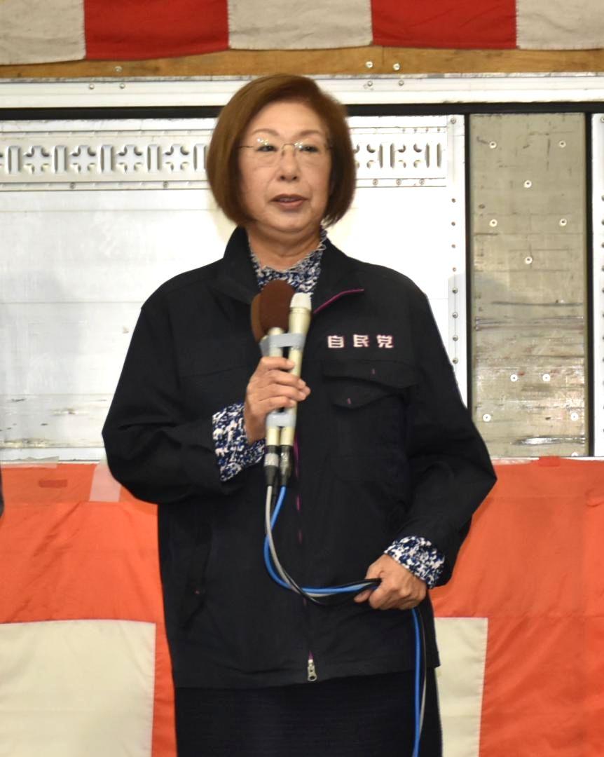 小選挙区で議席を失い、敗戦の弁を述べる永岡桂子氏=27日午後10時43分、古河市仁連
