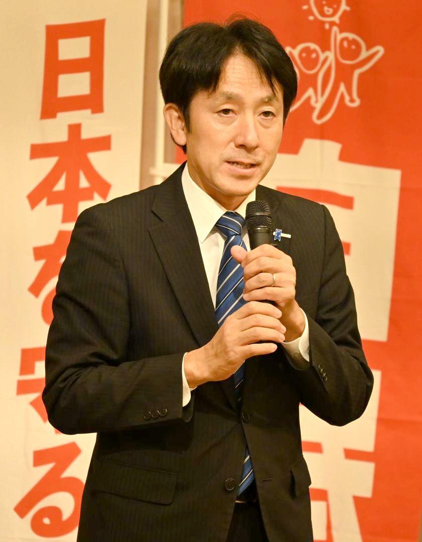 小選挙区で敗れ、あいさつする石川昭政氏=27日午後8時8分、日立市旭町
