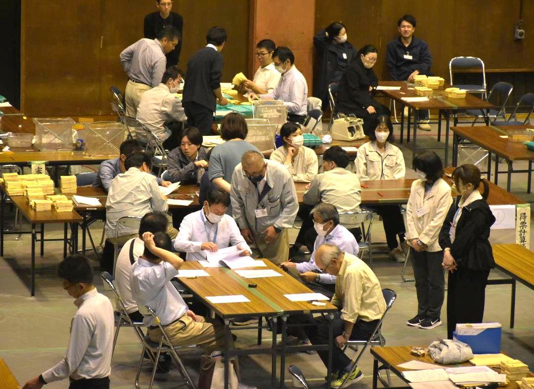 つくば市議選の開票作業に当たる市職員ら=28日午前6時25分ごろ、つくば市流星台
