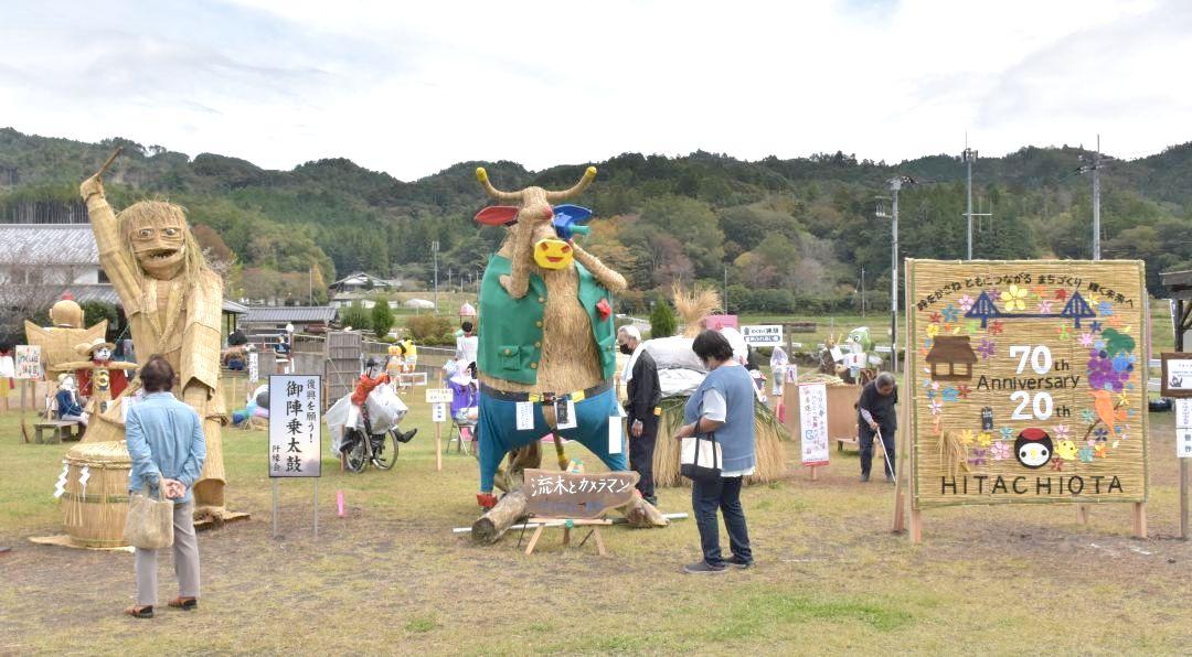 ユニークで魅力的な作品が並ぶ会場=常陸太田市大中町
