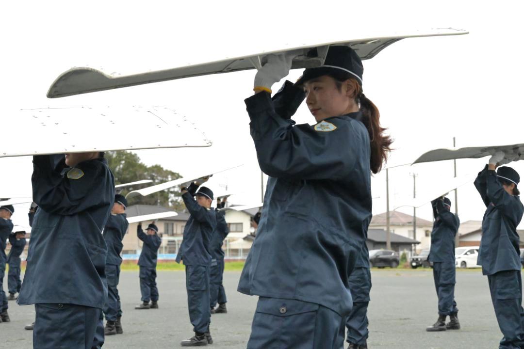 約5キロの重さに耐えきれない記者(中央)。盾を支える腕が下がってしまった=茨城町上石崎の県警察学校
