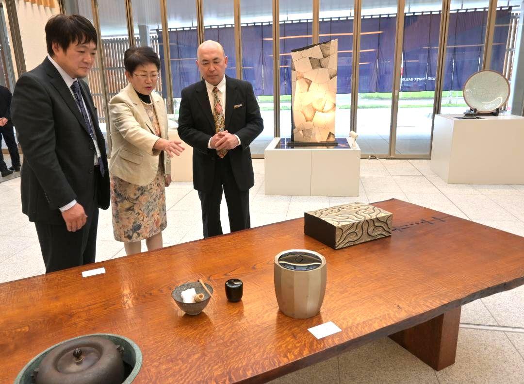 多様な作品が並ぶ「伝統工芸茨城展」=笠間市南友部
