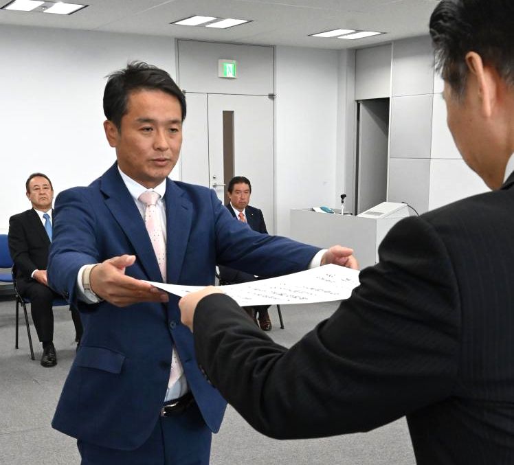 当選証書を受け取る青山大人氏(左)=県庁
