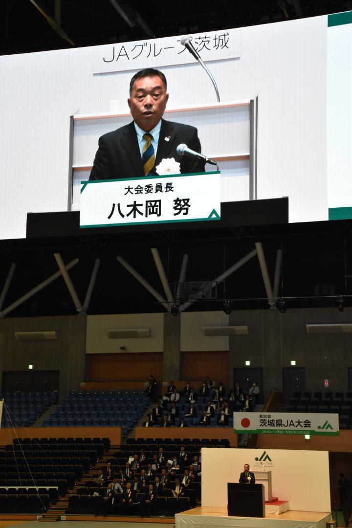 冒頭であいさつを述べる八木岡努大会委員長=水戸市緑町
