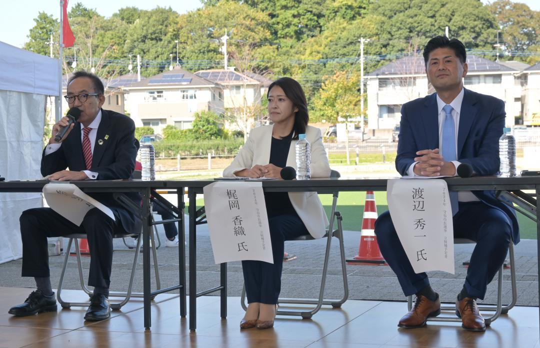 公開討論会に参加した松丸修久氏と梶岡香織氏、渡辺秀一氏(左から)=守谷市中央
