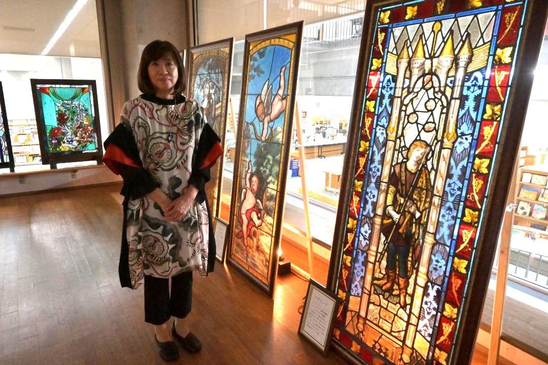 幻想的な空間をつくるステンドグラスの作品展=日立市幸町
