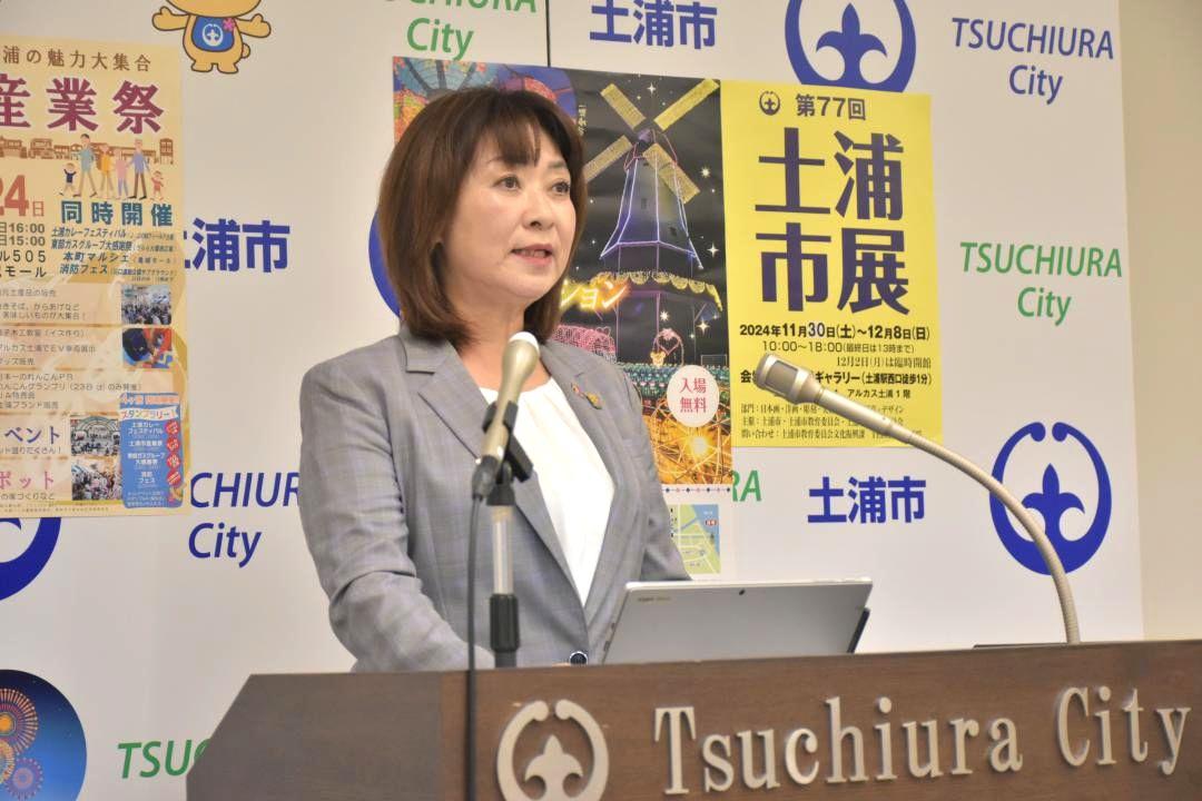 会見で土浦花火競技大会の中止について陳謝する安藤真理子市長=土浦市役所
