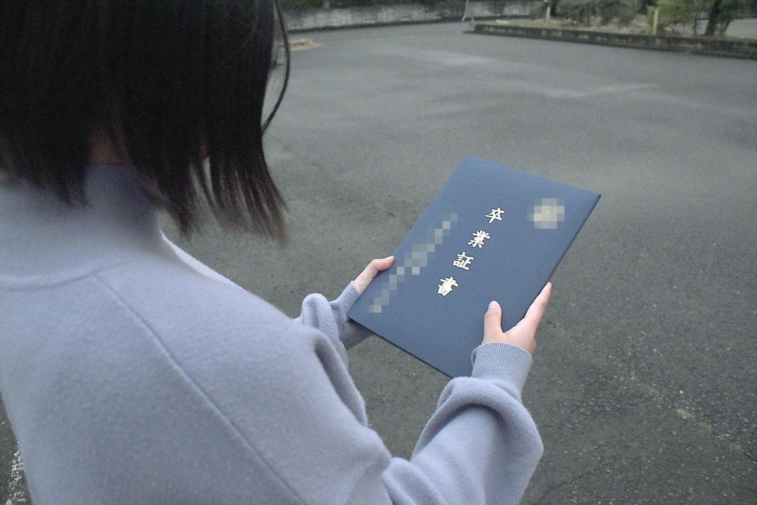 中学校の卒業証書を手に、将来の目標を語る女性=県内(画像の一部を加工しています)
