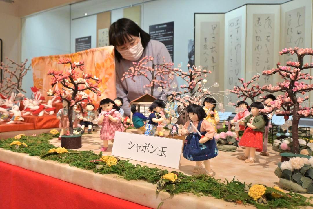 野口雨情の童謡をテーマにした人形の展示=北茨城市磯原町磯原
