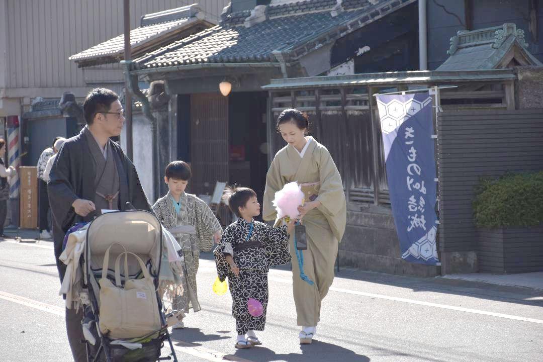 着物姿で歴史的な街並みの散策を楽しむ家族連れ=結城市結城
