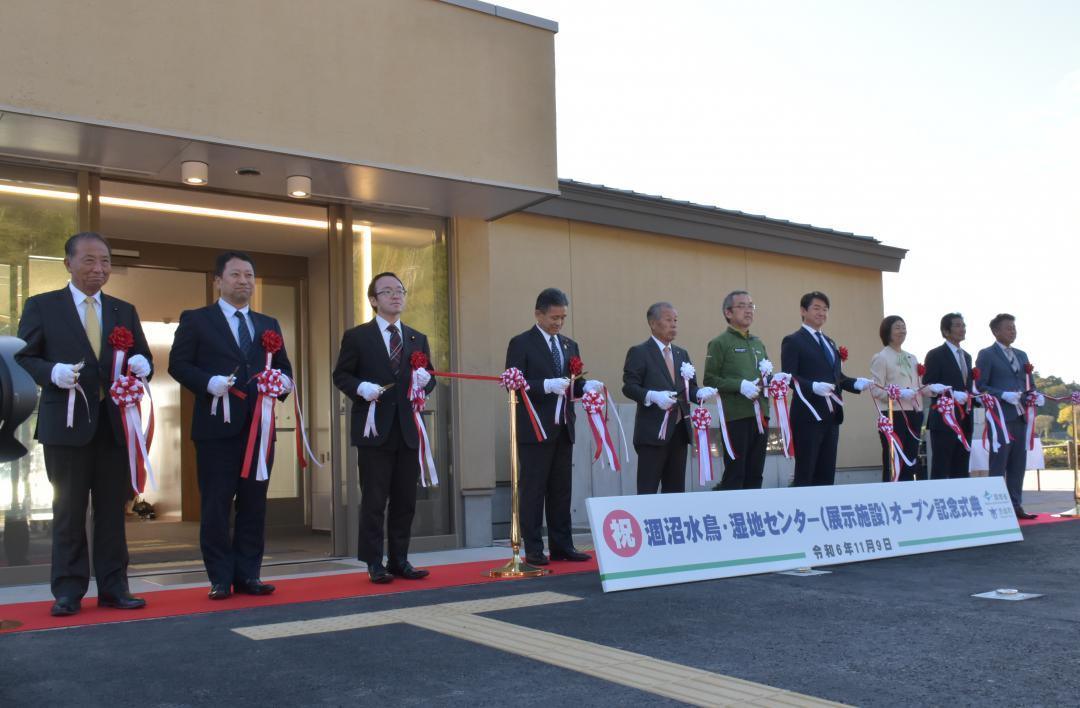 「展示施設」オープン記念式典で行われたテープカット=茨城町下石崎
