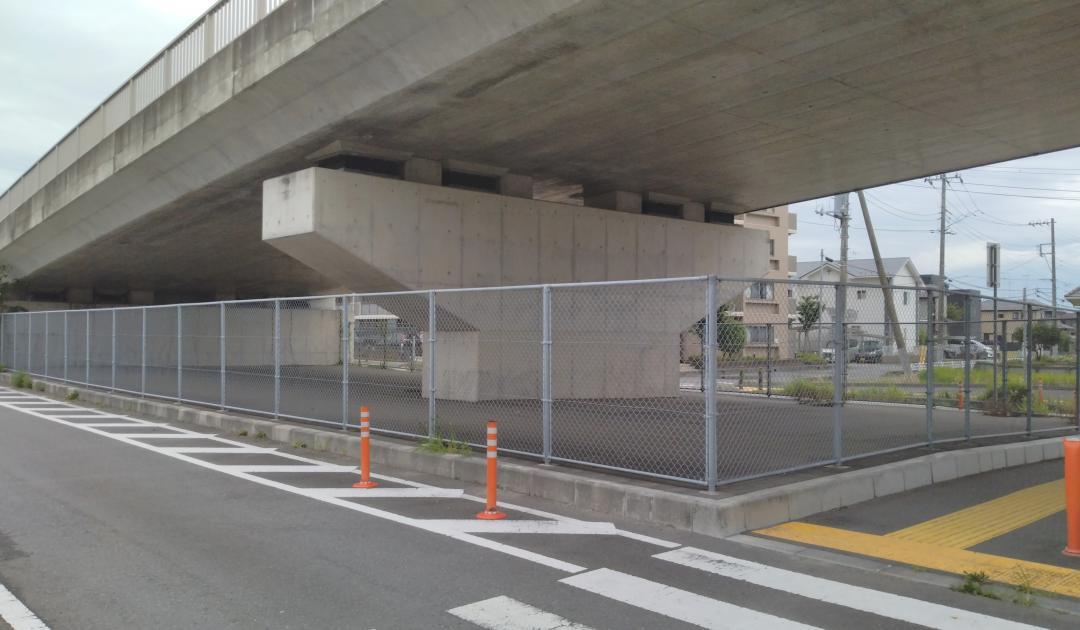 道路占用入札の対象となった藤代陸橋の高架下=取手市藤代南
