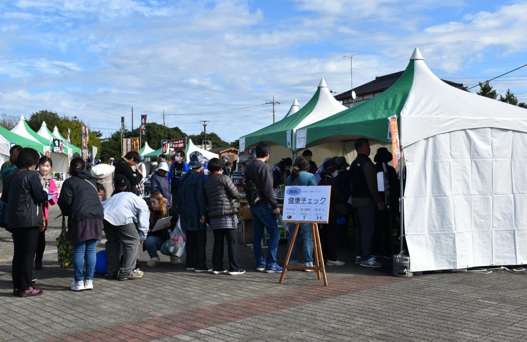 健康チェックの順番待ちをする来場者=行方市玉造甲
