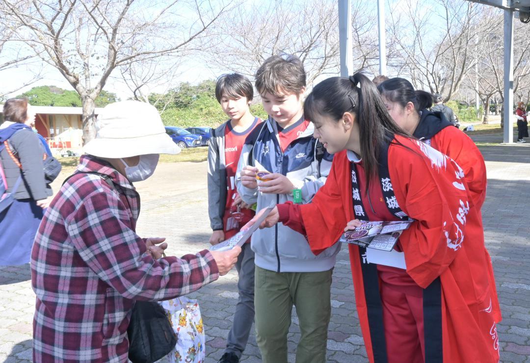 「なめらか焼芋アイス」のチラシを配る生徒たち=鹿嶋市神向寺
