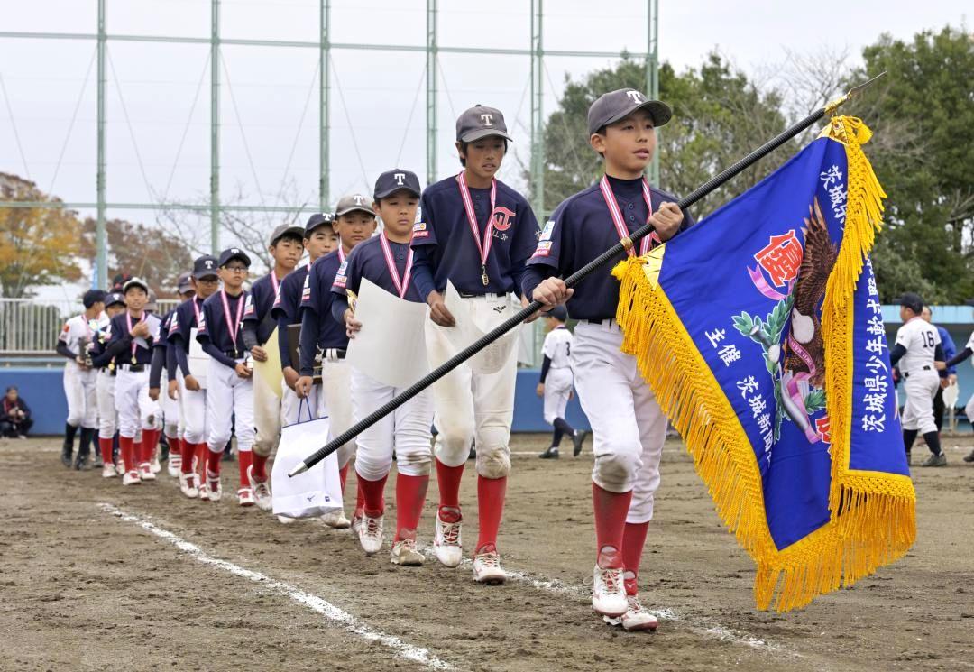 県少年軟式野球選手権大会で5年ぶり2度目の優勝を果たしたオール東海ジュニアの選手たち=なかLuckyFM公園野球場
