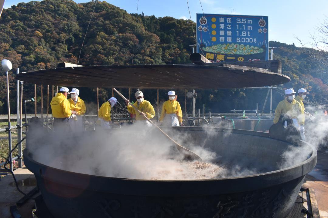 関東一大きな鍋で1万人分の芋煮が調理された「やまがた宿芋煮会」=常陸大宮市山方
