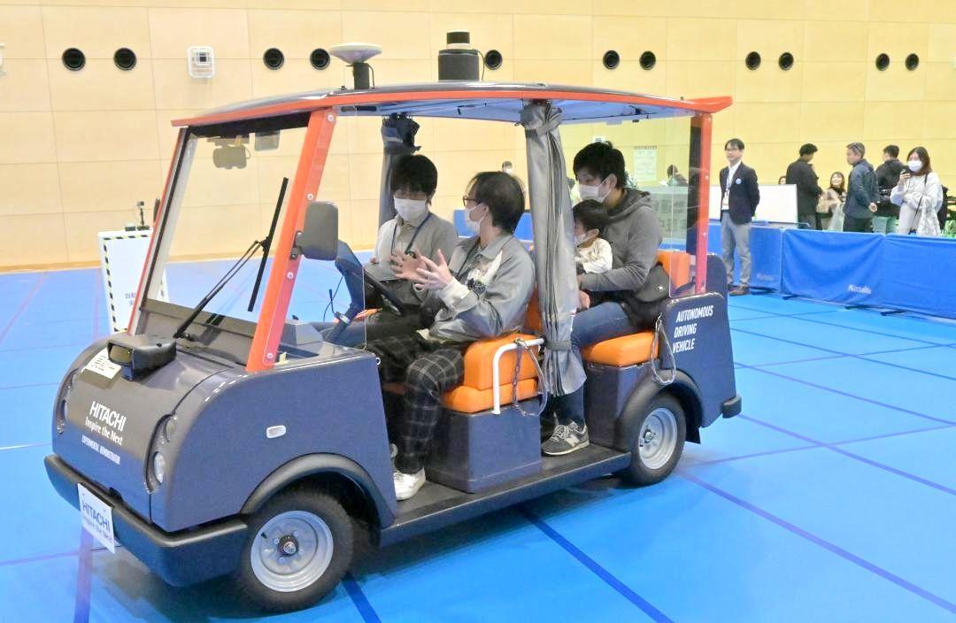 自動運転車の乗車体験をする来場客=日立市東成沢町
