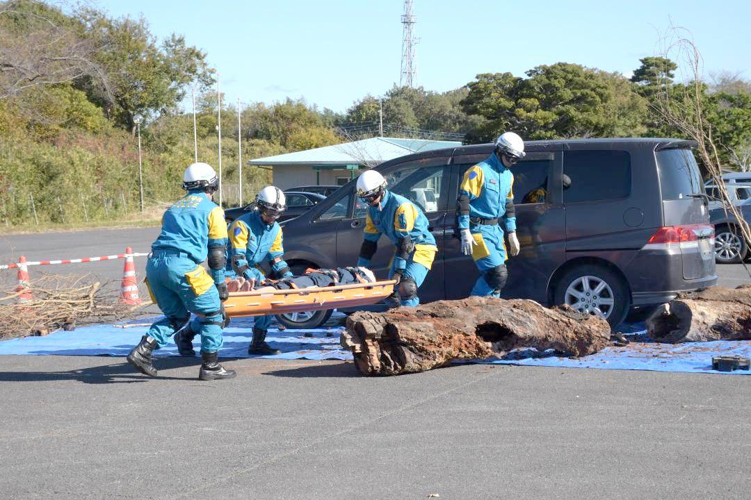 乗用車から負傷者を救出する訓練=茨城町上石崎
