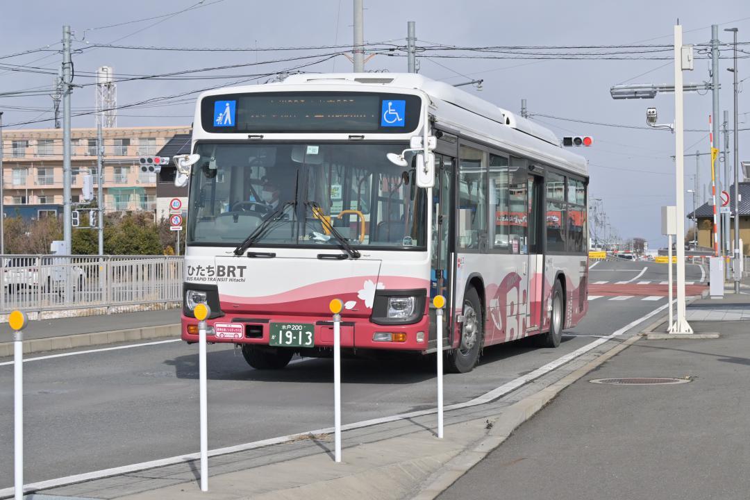 日立電鉄線跡地の専用道区間を走るひたちBRT=日立市の水木停留所付近
