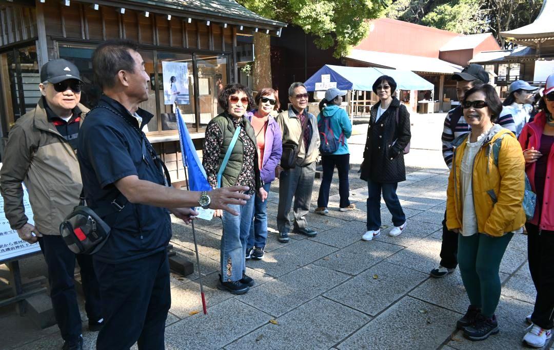 報奨旅行で訪れた神社で観光を楽しむ台湾の観光客たち=7日、ひたちなか市磯崎町
