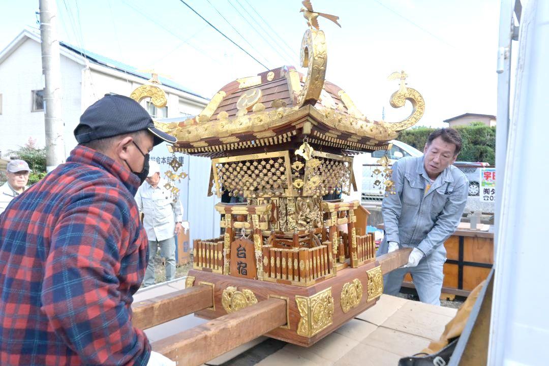 譲渡されたみこしをトラックに積み込む石岡八幡會のメンバー=取手市台宿
