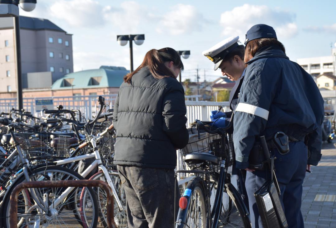 朝のJR常磐線石岡駅周辺で、自転車の安全運転の取り締まりが行われた=石岡市石岡
