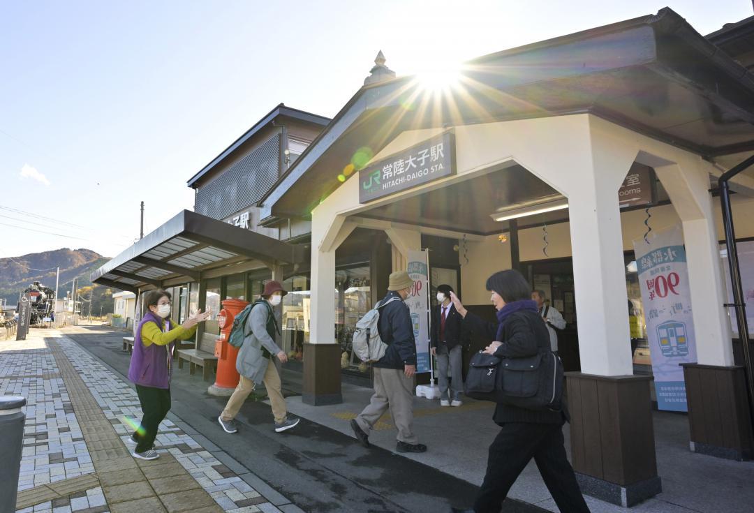 列車が到着し、乗降客が行き来するJR水郡線の常陸大子駅前=大子町大子
