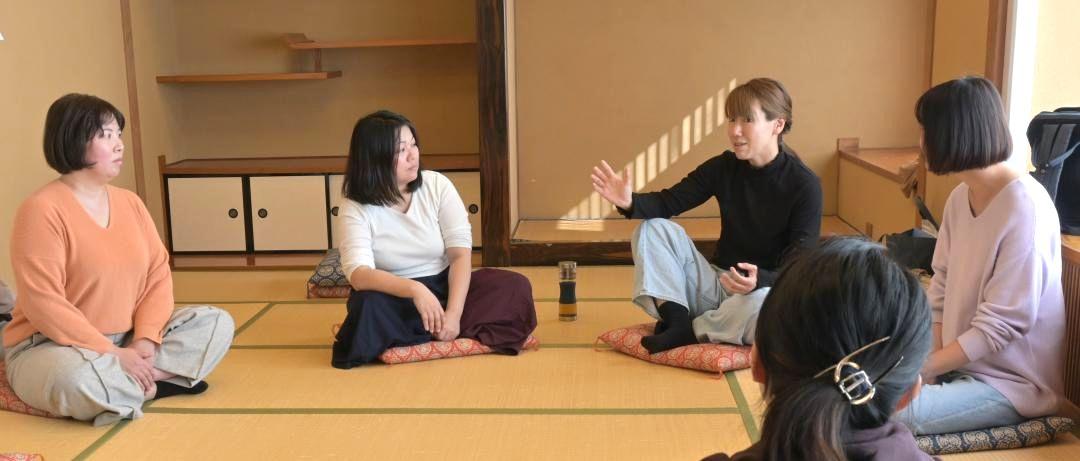 「おはなし会」で語り合う保護者ら=守谷市内
