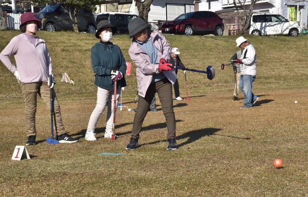 元気いっぱいのプレーで楽しむ参加者=常陸太田市天神林町
