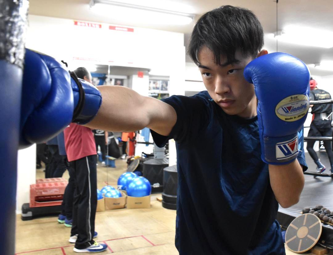 デビュー戦に向け練習を続ける高校生プロボクサーの内田和志さん=鹿嶋市宮下
