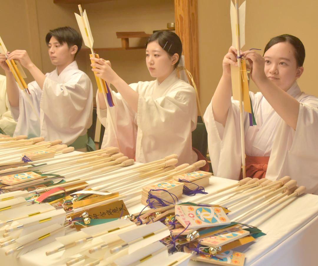 破魔矢作りに追われる鹿島神宮の巫女ら=鹿嶋市宮中
