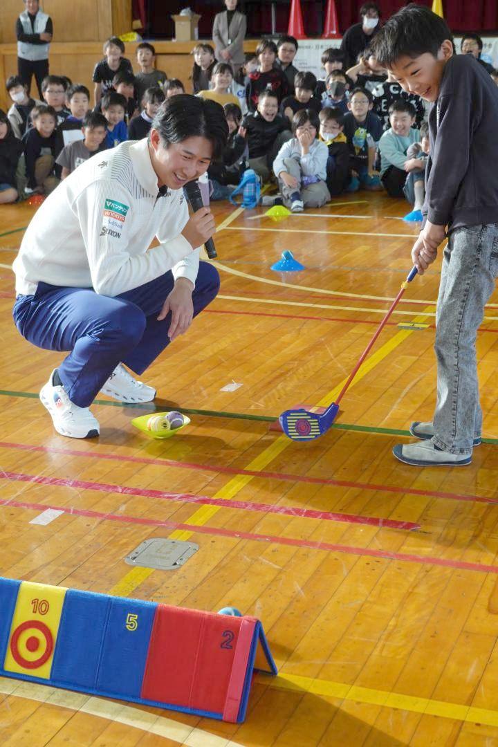 児童たちとスナッグゴルフで交流する星野陸也選手(左)=笠間市湯崎
