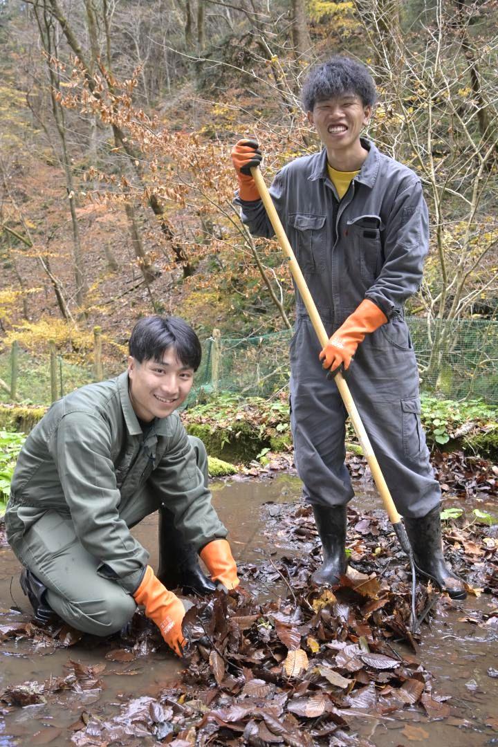 ワサビ作りを学んでいる佐藤望夢さんと石塚和人さん(右から)
