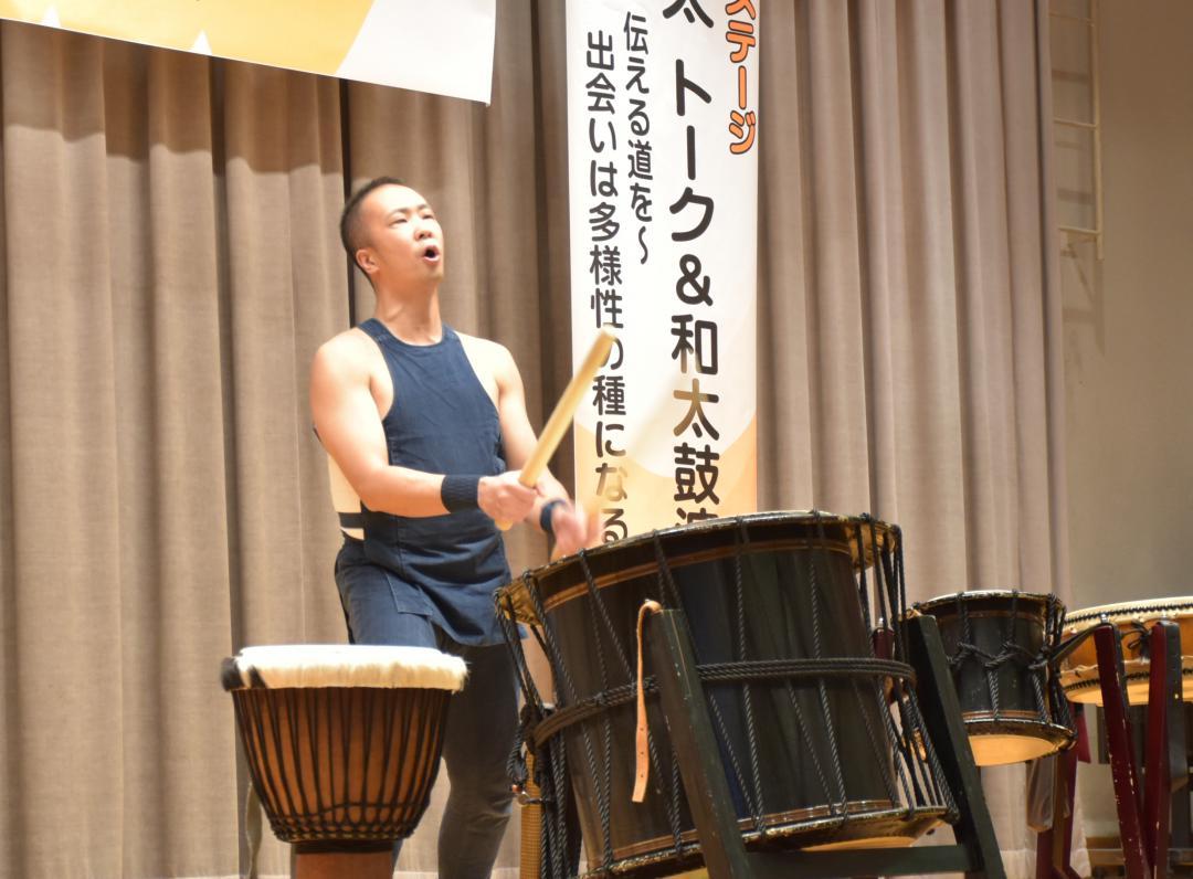 演奏する片岡亮太さん=古河市前林
