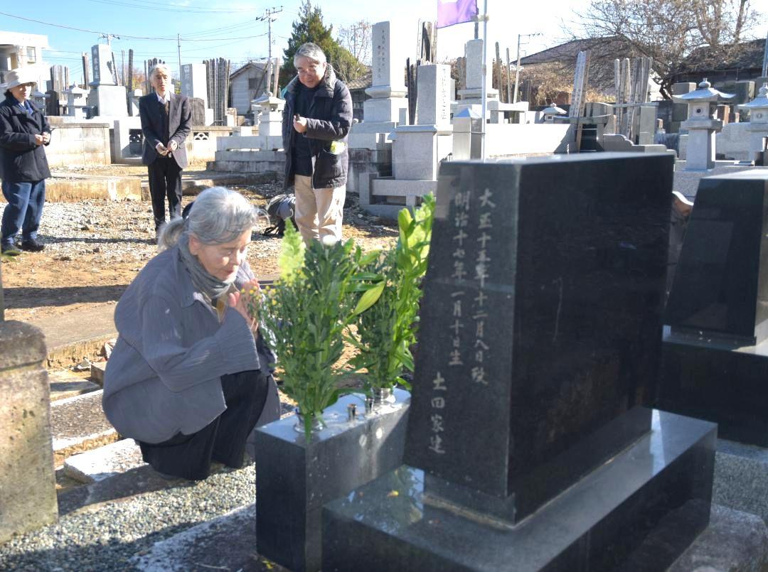 山村暮鳥の墓を訪れ、花や線香を手向けた暮鳥会の有志=水戸市松本町
