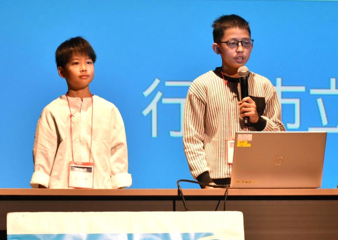 作品を紹介するチーム「T&Y」の井川裕麻さん(左)と岡田拓登さん=水戸市泉町
