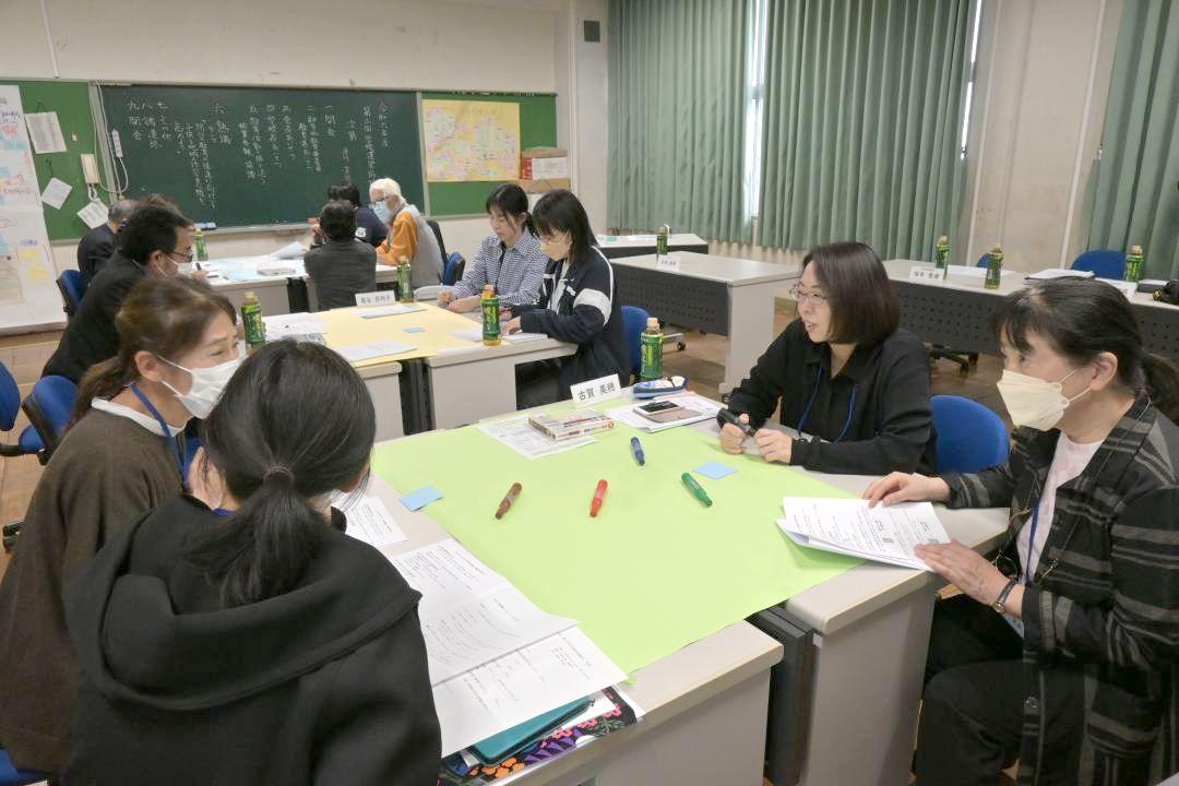 防災をテーマに「熟議」で意見を出し合う久賀小学校の学校運営協議会=取手市萱場
