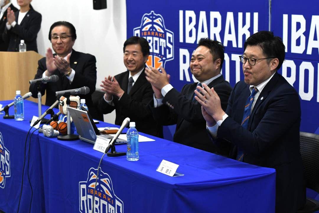 Bプレミア参入が決まり、喜ぶ茨城ロボッツの落慶久GM、川崎篤之社長、高橋靖水戸市長、県バスケットボール協会の岡田裕昭会長(右から)=同市役所