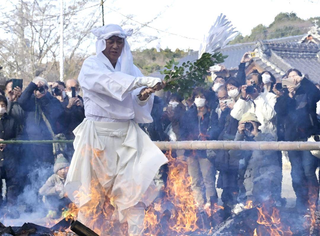 火渉祭で火の道を歩く先達=桜川市真壁町長岡
